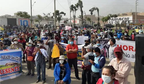 Familias se dirigieron al frontis de la Municipalidad de Ate Vitarte para solicitar el apoyo del alcalde. Foto: Coordinadora de Pariachi