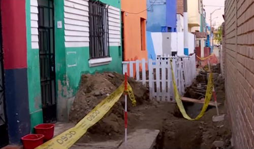 La empresa a cargo del agua potable y alcantarillado ha dejado solo unas tablas largas y delgadas que cubren a modo de puente los grandes huecos a lo largo del angosto pasaje. Foto: captura de Panamericana