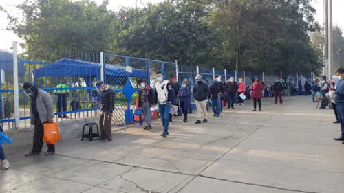 Adultos mayores esperan desde horas de la madrugada. Foto: Deysi Portuguez/ URPI- LR Adultos mayores esperan desde horas de la madrugada. Foto: Deysi Portuguez/ URPI- LR