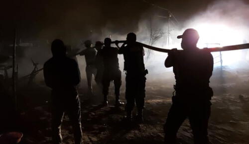 La causal del incendio, al parecer, sería una vela encendida en el interior de una de las viviendas. Foto: Seguridad Ciudadana La causal del incendio, al parecer, sería una vela encendida en el interior de una de las viviendas. Foto: Seguridad Ciudadana