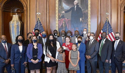 Apoyo. Presidenta de la Cámara de Representantes recibió a la familia de Floyd en el Capitolio. Foto: AFP