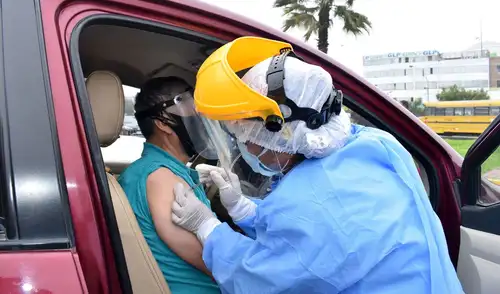 Perú comenzó a inocular a los mayores de 65 años. Foto: Diresa Callao