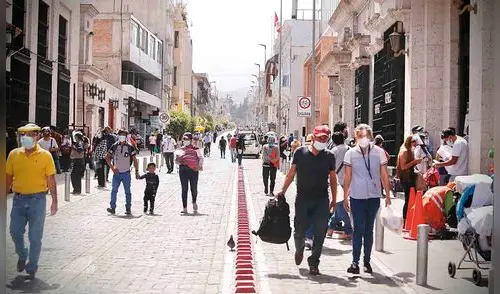 Aglomeraciones. El fin es que no se disparen los contagios. Solo se podrá salir para comprar productos básicos.