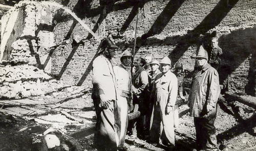 Héroes. Un grupo de bomberos posan dentro de la BNP tras apagar el incendio. Héroes. Un grupo de bomberos posan dentro de la BNP tras apagar el incendio.
