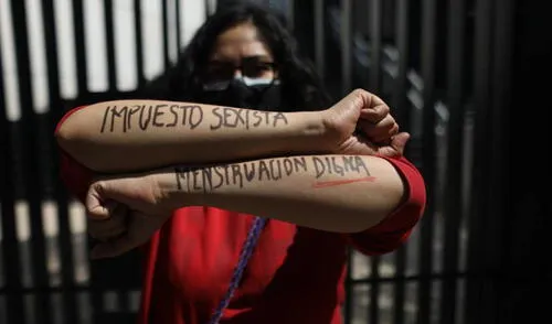 La Ley de Menstruación Digna permite que niñas y jóvenes hasta los 18 años accedan de manera gratuita a tampones, compresas y copas menstruales. Foto: EFE La Ley de Menstruación Digna permite que niñas y jóvenes hasta los 18 años accedan de manera gratuita a tampones, compresas y copas menstruales. Foto: EFE