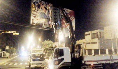 Fiscalizadores continuarán con operativos de retiro de paneles. Foto: Municipalidad de José Luis Bustamante