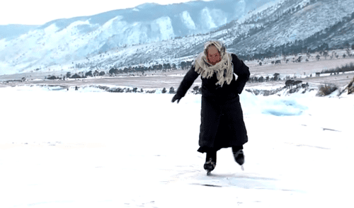 Los patines son el único medio con el que Lyubov Morekhodova puede llegar a su granja para cuidar a sus vacas. Foto: captura de YouTube