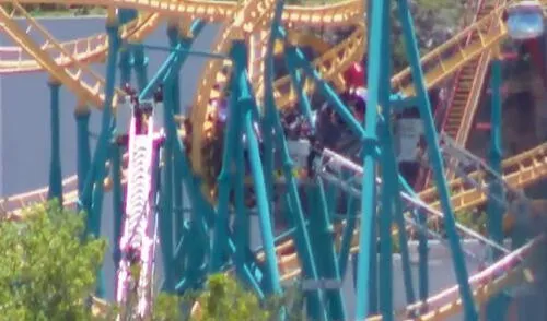 La montaña rusa Poltergeist, ubicada en Texas, se detuvo en medio de un ciclo de paseo. Foto: captura video