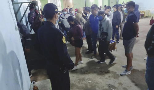 Decenas de personas fueron halladas festejando en una gallera. Foto: Municipalidad de Pátapo.