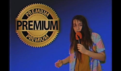 El clip de Mango recuerda a la estética de los programas de televisión de la década de 1980 o 1990.Foto: captura de YouTube El clip de Mango recuerda a la estética de los programas de televisión de la década de 1980 o 1990.Foto: captura de YouTube