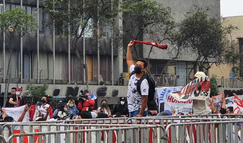 Grupo de hinchas acudieron a las afueras del Congreso. Foto: María Pía Ponce/URPI/GLR