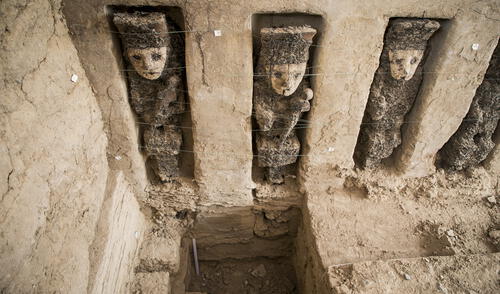 Los turistas pueden admirar de manera segura los testimonios del pasado en Chan Chan. Foto: DDCLL