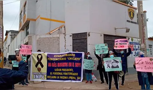Trabajadores del INPE realizaron un protesta en exteriores de esta institución en Chiclayo. Foto: La República.