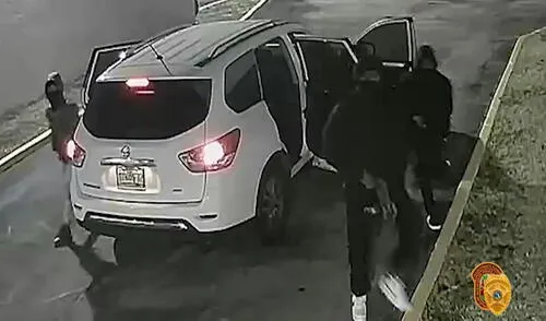 Tres sujetos sin identificar se bajan de una camioneta blanca y disparan contra una multitud en Miami. Foto: captura video/AFP