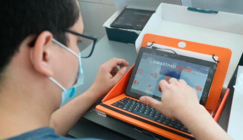 Funcionarios hacen énfasis en la necesidad de distribuir más tablets a niños de zonas rurales. Foto: Gerencia de Educación Lambayeque