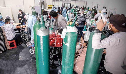 El último fin de semana, una gran cantidad de personas llegó al hospital Honorio Delgado. Según subdirector, algunos tuvieron que esperar en el suelo.