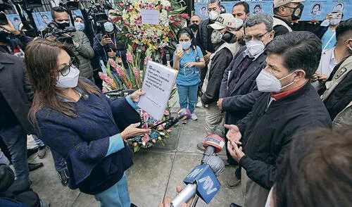 El dato. Decana Liliana La Rosa recibe el documento. Pedro Castillo rindió homenaje al personal caído en la pandemia. Asistió con Hernando Cevallos, quien lidera el equipo técnico de salud. Foto: Jhon Reyes / La República