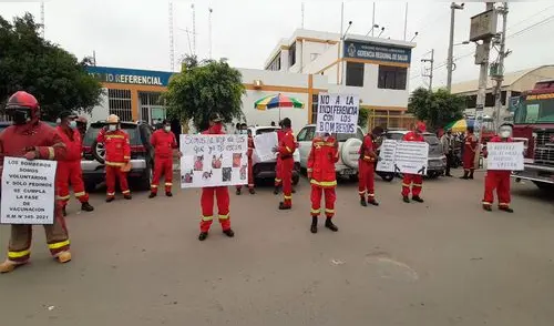 Bomberos de Lambayeque realizaron una protesta en los exteriores de la Geresa. Foto: La República Bomberos de Lambayeque realizaron una protesta en los exteriores de la Geresa. Foto: La República