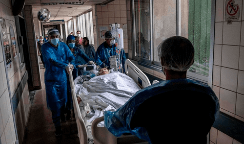 El ‘hongo negro’ se multiplica y puede destruir vasos sanguíneos, el tejido pulmonar o los globos oculares, y es mortal en un 50% de los casos. Foto: AFP