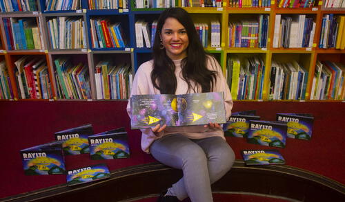 Gabriela Chiri posa con su primer libro de cuento para niños, "Rayito", que es el hijo más pequeño del sol.