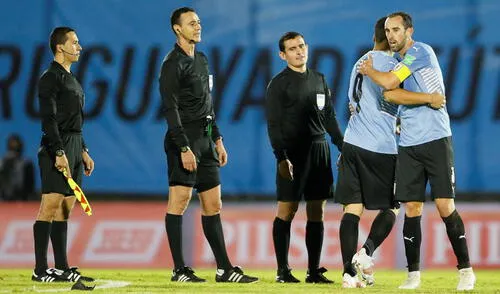 Aunque el juez principal Wilmar Roldán también tuvo una actuación discutida, la Comisión de Árbitros solo sancionó a los responsables del VAR. Foto: EFE