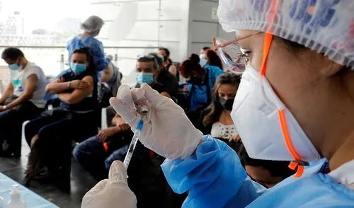 Colombia incrementó su ritmo de vacunación en medio de un alza de casos de coronavirus. Foto: EFE