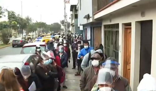 Cola se extendió por cinco cuadras. Foto: captura de Latina