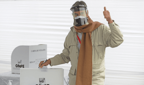 Sagasti acudió a sufragar a su local de votación en La Molina. Foto: Presidencia