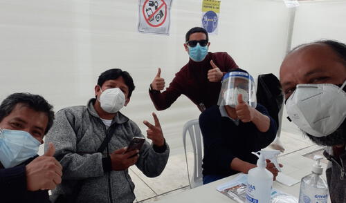 Personeros de diferentes agrupaciones políticas fueron a comprar desayuno para miembros de mesa. Foto: Twitter/@AlberickGarcía