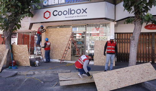 Arequipa. Trabajos para proteger fachadas continuaban hasta hace algunas horas. Foto: Oswald Charca / La República