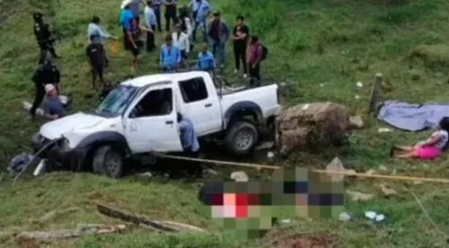 Los agresores se acercaron al automóvil siniestrado y mataron a tiros a los cinco ocupantes, según la información de la Fiscalía. Foto: captura de Milenio