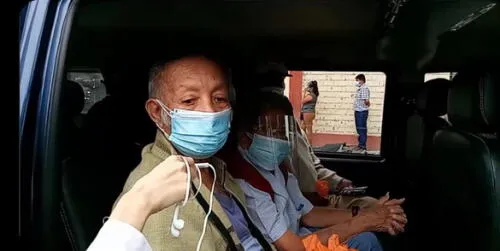 Uno de los adultos mayores que también se encontraba en el medio de transporte indicó “tenemos que votar por Keiko porque si no nos botan del asilo”. Foto: difusión Uno de los adultos mayores que también se encontraba en el medio de transporte indicó “tenemos que votar por Keiko porque si no nos botan del asilo”. Foto: difusión