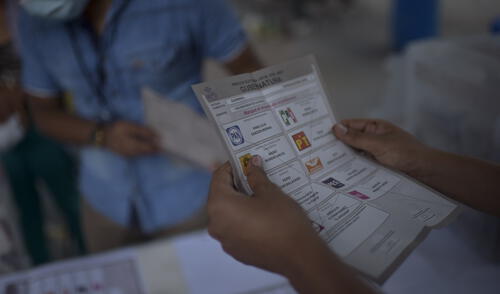 Un funcionario de la mesa electoral cuenta los votos para gobernador de Guerrero en Petaquillas, México, el 6 de junio de 2021. Foto: AFP Un funcionario de la mesa electoral cuenta los votos para gobernador de Guerrero en Petaquillas, México, el 6 de junio de 2021. Foto: AFP