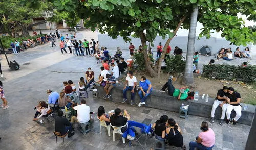 Personas hicieron fila el domingo 6 de junio para emitir su voto en un puesto de votación en el balneario de Acapulco, en Guerrero (México). Foto: EFE