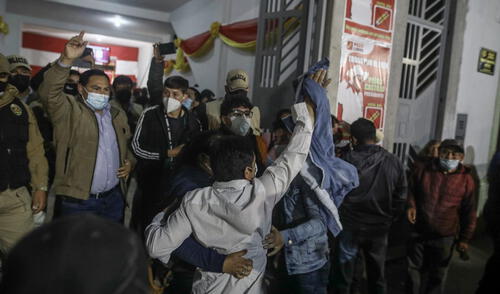 Simpatizantes y militantes de Perú Libre recibiendo el resultado del conteo rápido al 100% de Ipsos Perú/América TV. Foto: Aldair Mejía/La República Simpatizantes y militantes de Perú Libre recibiendo el resultado del conteo rápido al 100% de Ipsos Perú/América TV. Foto: Aldair Mejía/La República