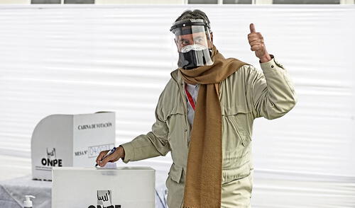 La Molina. Sagasti votó en el colegio Virgen del Carmen. Foto: Ernesto Arias / La República