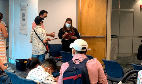 La mayoría de los que se acercan a recibir la vacuna en la clínica provienen de Latinoamérica. Foto: Infobae