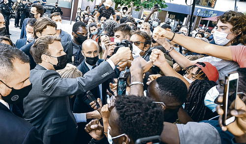 Violencia. Sujeto que estaba detrás de una barra abofeteó al presidente y de inmediato fue reducido por agente de seguridad. Foto: EFE