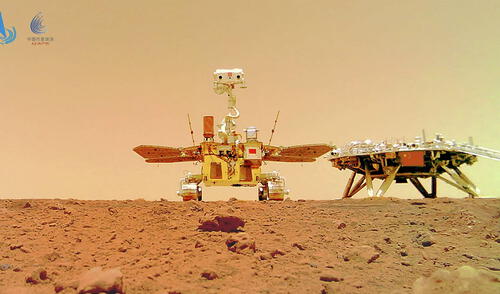 Rover Zhurong y su plataforma de aterrizaje captados en Marte. Foto: CNSA