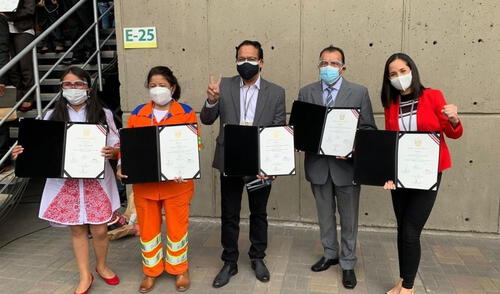 Congresistas electos de Juntos por el Perú recibieron sus credenciales para el nuevo Parlamento. Foto: Twitter de Sigrid Bazán