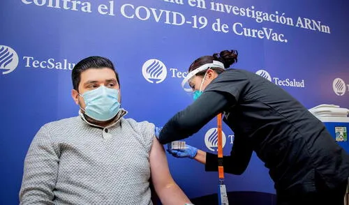Imagen de la vacunación contra la COVID-19 en los ensayos clínicos fase 3 de la empresa CureVac. Foto: TecSalud Monterrey