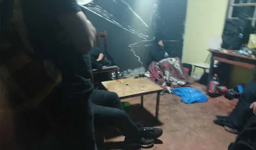 Jóvenes fueron trasladados a comisaría por incumplir normas sanitarias. Foto: PNP