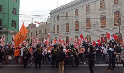 Los manifestantes fueron separados por un cordón policial para evitar cualquier altercado o hecho de violencia. Foto: Jessica Merino / URPI - LR Los manifestantes fueron separados por un cordón policial para evitar cualquier altercado o hecho de violencia. Foto: Jessica Merino / URPI - LR