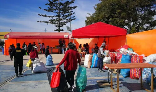 Ciudadanos acudieron a plaza del distrito para llevar materiales. Foto: Municipalidad de Ciudad Nueva