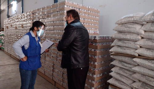 Marilia Flores participó en diligencia en almacén de la comuna de Chiclayo. Foto: Defensoría