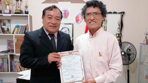 Escritor y periodista Larcery Díaz Suárez recibe premio Grupo Cultural y Literario Alfa de Monsefú. Foto: difusión