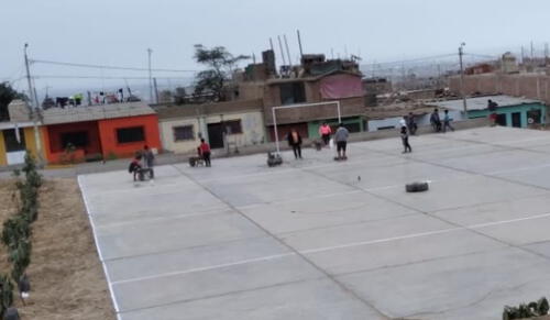 Se ejecutó el pintado de su muro, señalización del campo de juego y pintado de arcos deportivos. Foto: PNP