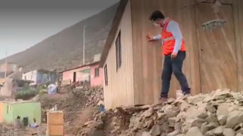 En Villa María del Triunfo también hubo derrumbes por el sismo. Foto: captura de América noticias En Villa María del Triunfo también hubo derrumbes por el sismo. Foto: captura de América noticias