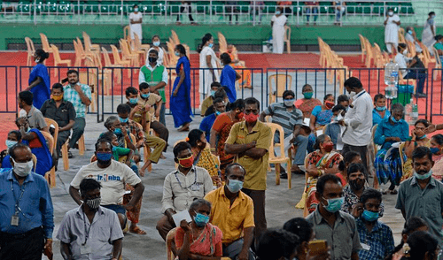 Los frascos incautados llevaban fraudulentamente la etiqueta de la vacuna de AstraZeneca. Foto: AFP Los frascos incautados llevaban fraudulentamente la etiqueta de la vacuna de AstraZeneca. Foto: AFP