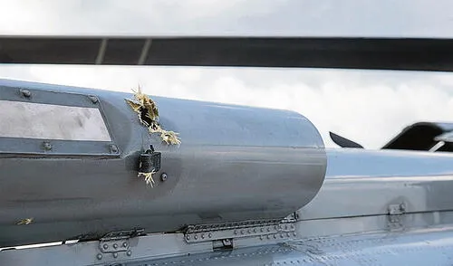 Golpe. Hubo varios impactos de bala en la cola y la hélice principal de la aeronave. Foto: EFE